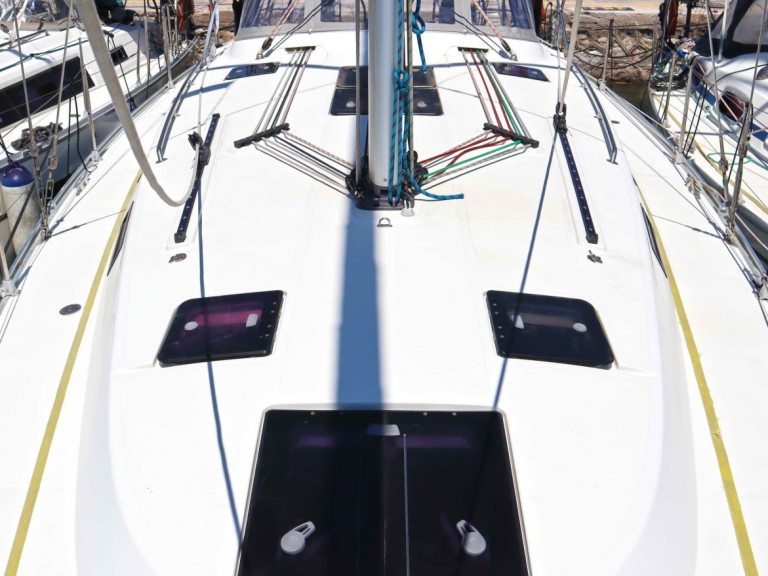 Sailboat for rent Néa Péramos at the best price