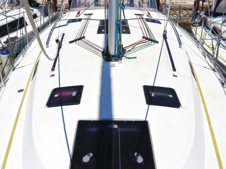 Sailboat for rent Néa Péramos at the best price