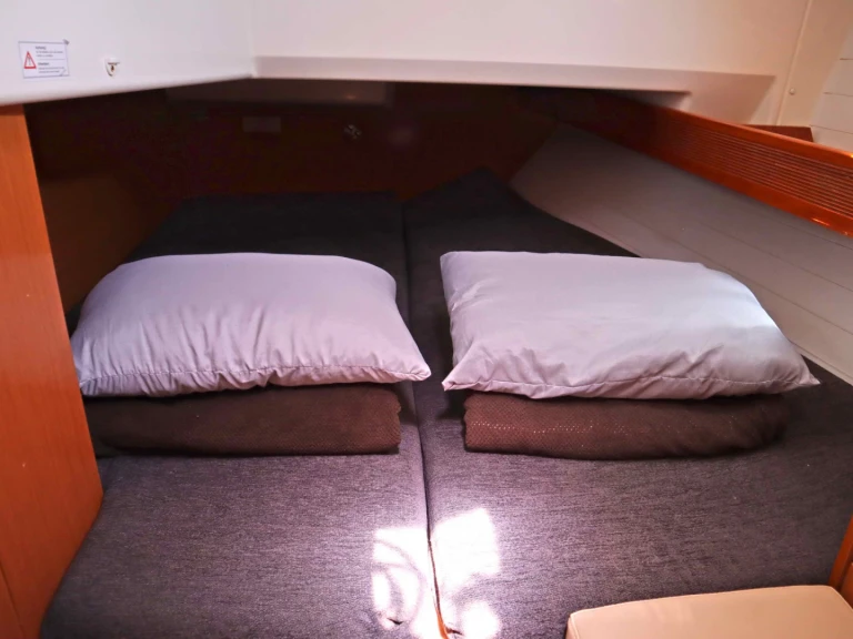 Rent a Bavaria Bavaria Cruiser 40 (3 cab.) Néa Péramos