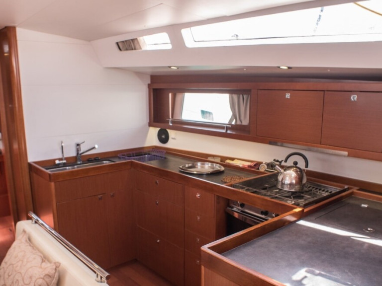 Sailboat rental with or without captain Bénéteau Ávdira