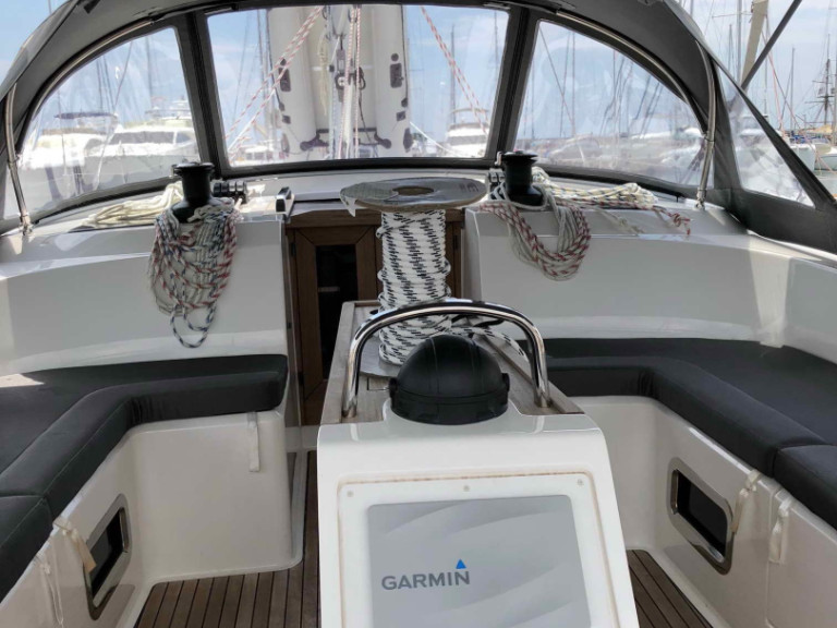 Sailboat for rent Lefkáda at the best price