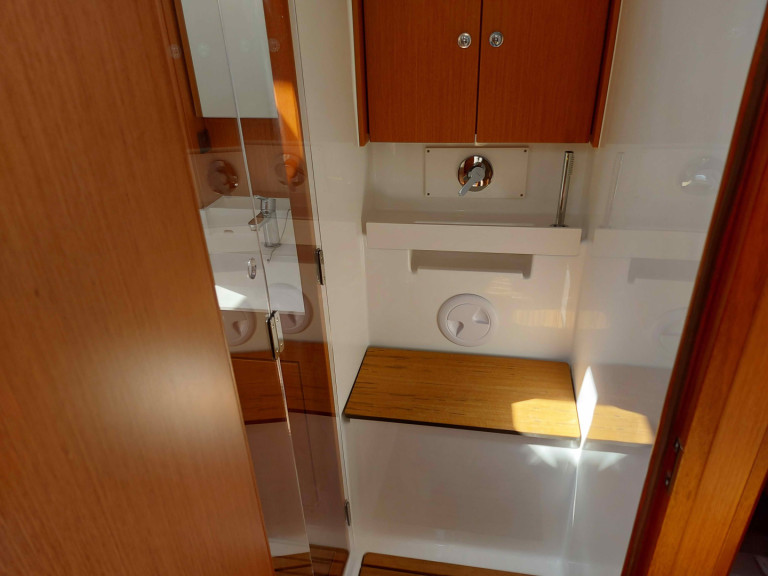 Rent a Bavaria Bavaria C57 (5 cab.) Alimos