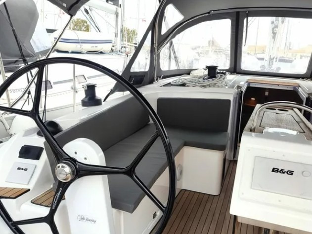 Sailboat for rent Lefkáda at the best price