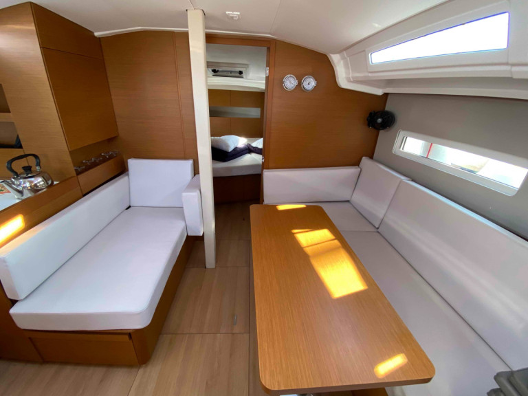 Sailboat for rent Lefkáda at the best price