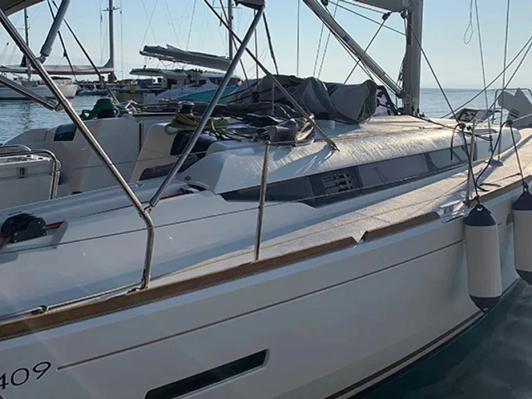 Sailboat for rent Lefkáda at the best price