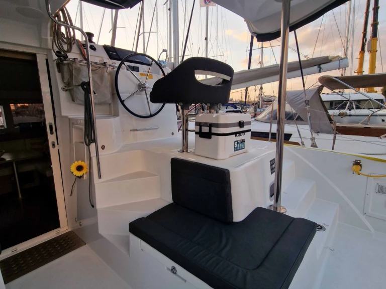 Lagoon Lagoon 40 in Alimos on SamBoat