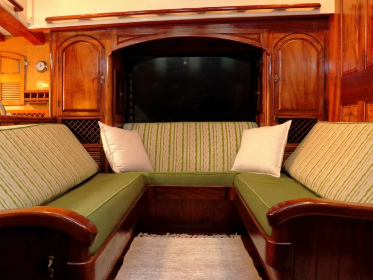 Bareboat Rental Luxury Yacht Covey Island Boatworks with a boat licence