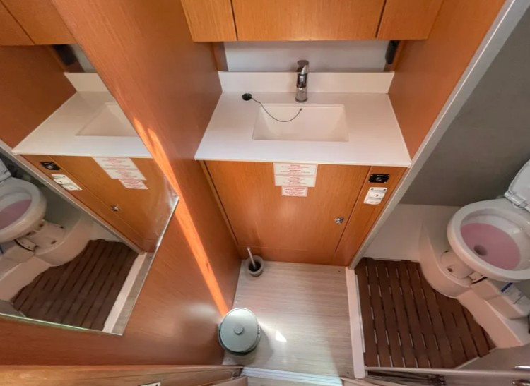 Boat rental Bavaria Bavaria C42 (3 cab.) in Alimos on Samboat