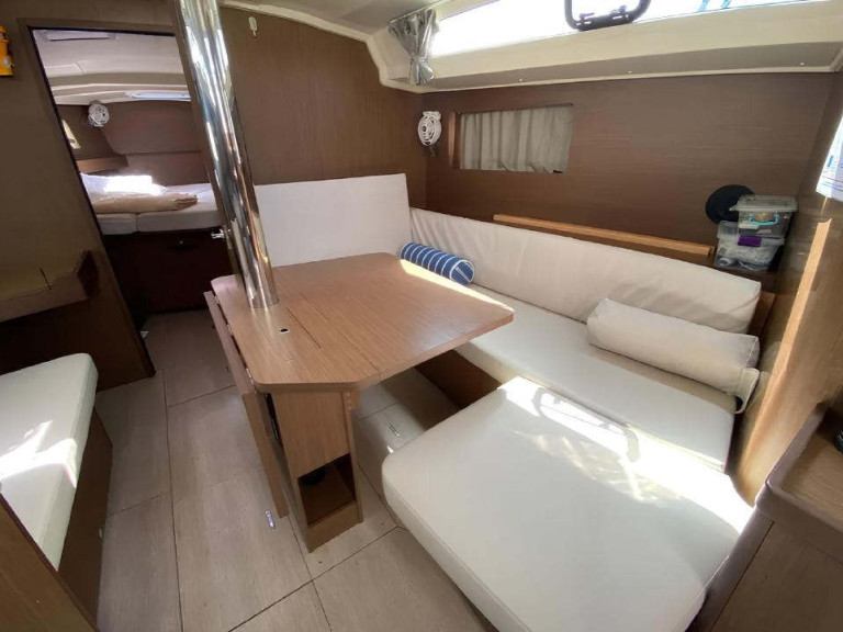 Boat rental Bénéteau Oceanis 41.1 (3 cab.) in Lefkáda on Samboat