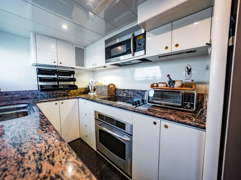 Boat rental Johnson SOUTHERN BELLE in Sint Maarten on Samboat