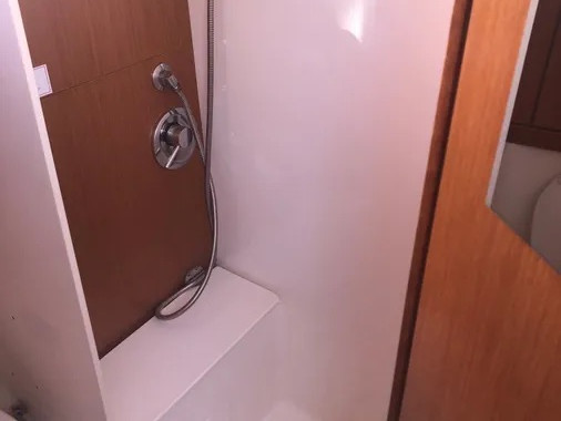 Yacht charter Alimos cheap Bavaria 43 Cruiser (3 cab.)