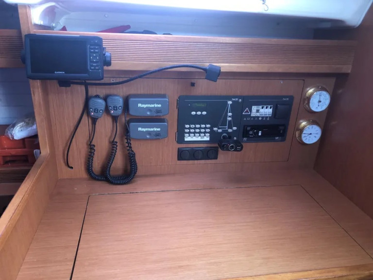 Boat rental Bavaria Bavaria 43 Cruiser (3 cab.) in Alimos on Samboat