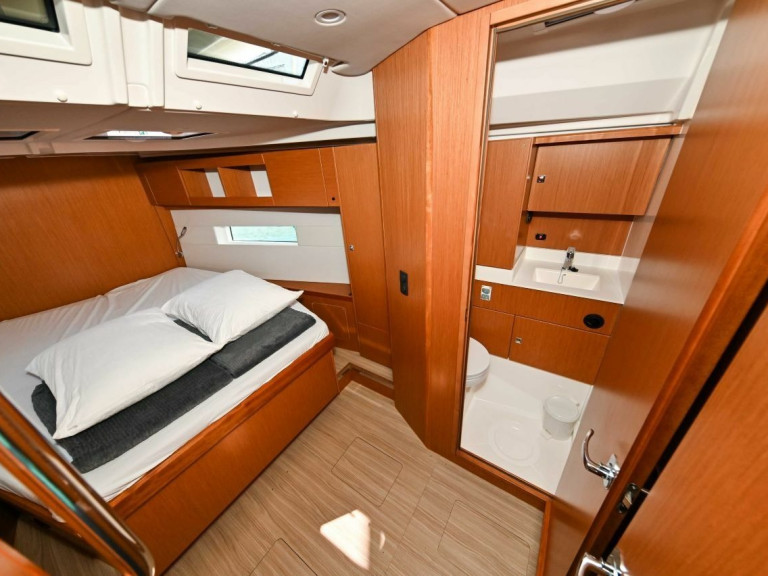 Sailboat rental in Pula - Bavaria Bavaria C45