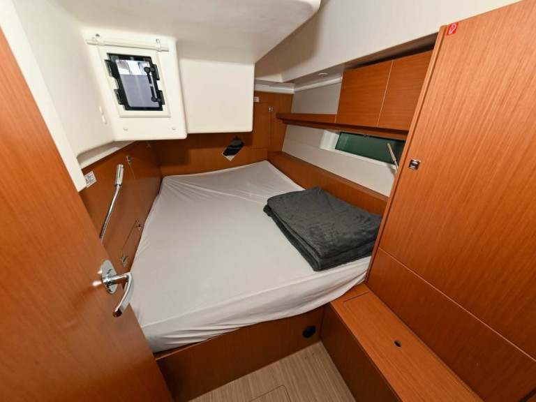 Sailboat for rent Pula at the best price