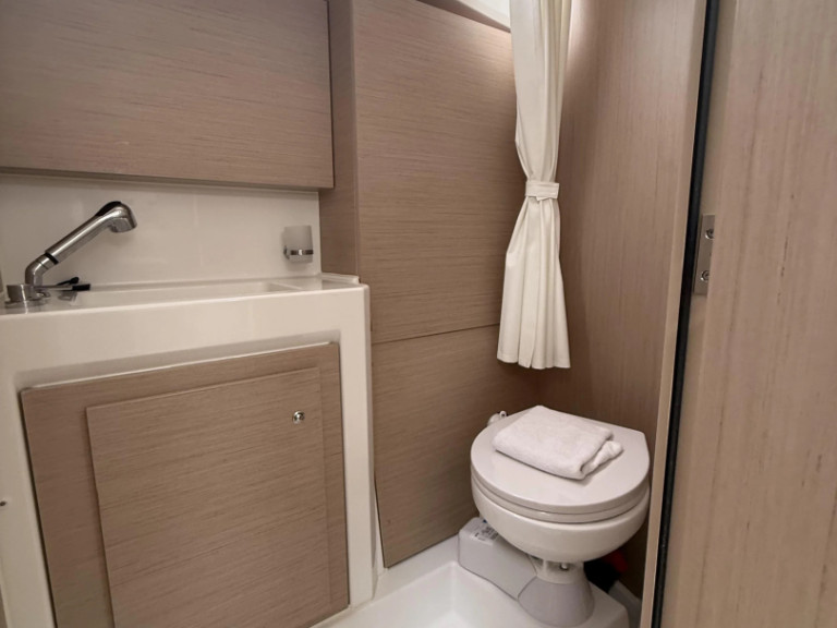 Rent a Bénéteau Oceanis 37.1 (3 cab.) Lefkáda