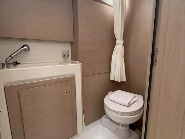 Rent a Bénéteau Oceanis 37.1 (3 cab.) Lefkáda