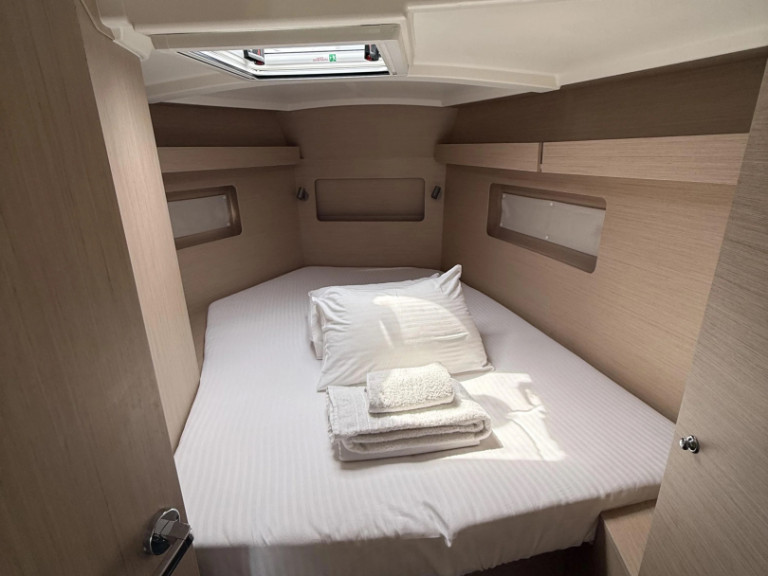 Sailboat rental in Lefkáda - Bénéteau Oceanis 37.1 (3 cab.)