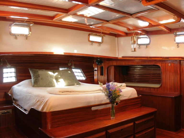 Luxury Yacht rental with or without captain Covey Island Boatworks Newport