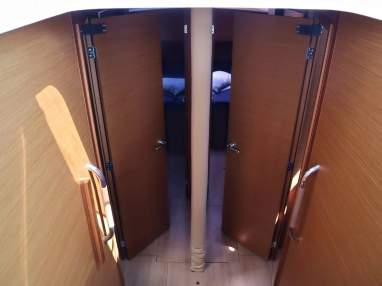 Boat rental Jeanneau Sun Loft 47 (7 cab.) in Néa Péramos on Samboat