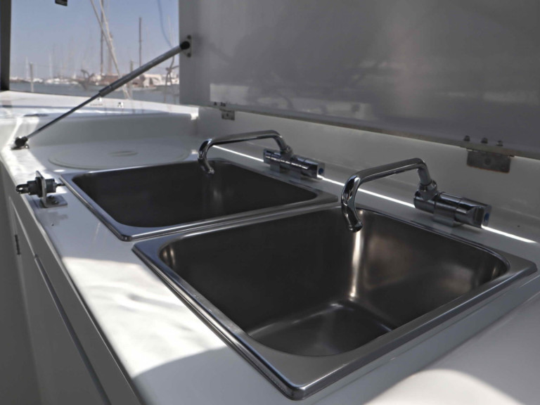 Jeanneau Sun Loft 47 (7 cab.) charter bareboat or captained in  Néa Péramos