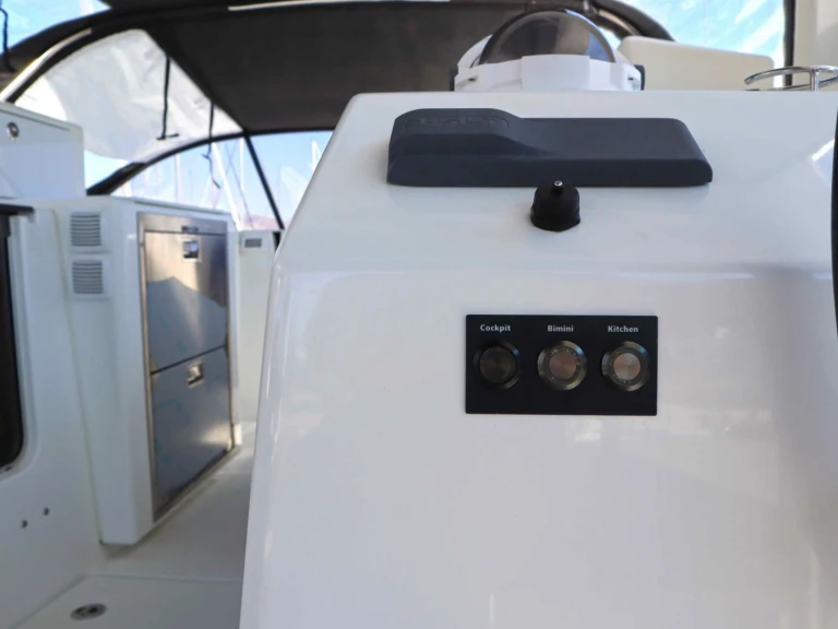 Jeanneau Sun Loft 47 (7 cab.) in Néa Péramos on SamBoat