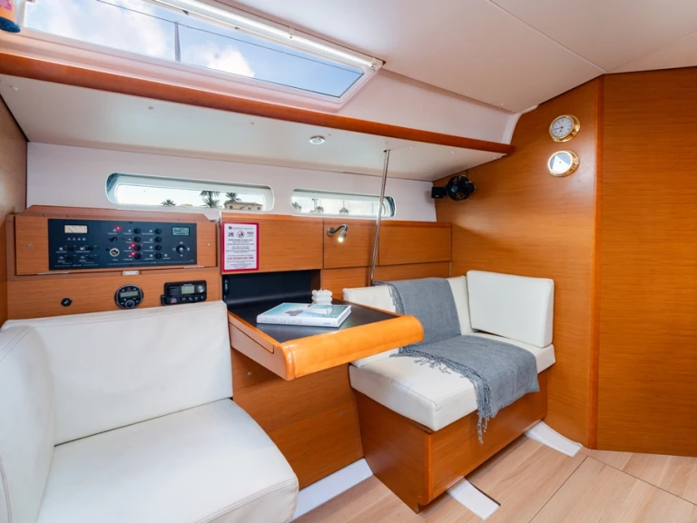 Boat rental Jeanneau Sun Odyssey 439 in Lávrio on Samboat