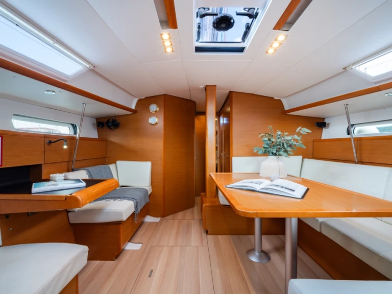 Sailboat rental with or without captain Jeanneau Lávrio