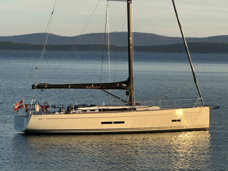 Rent a Solaris Solaris One 44 Punat