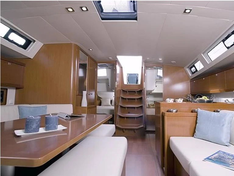 Boat rental Bénéteau Oceanis 45 in Mrčevac on Samboat