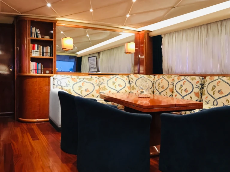 Bareboat Rental Luxury Yacht Cantieri with a boat licence