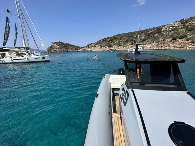 ZEN MARINE ZEN 39 in Adámas on SamBoat