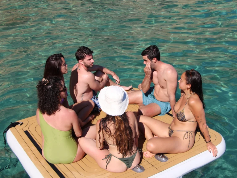 Bareboat Rental Motorboat Bayliner with a boat licence