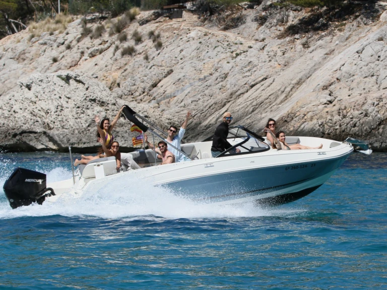 Bayliner VR6 in Club Nàutic Santa Ponsa on SamBoat