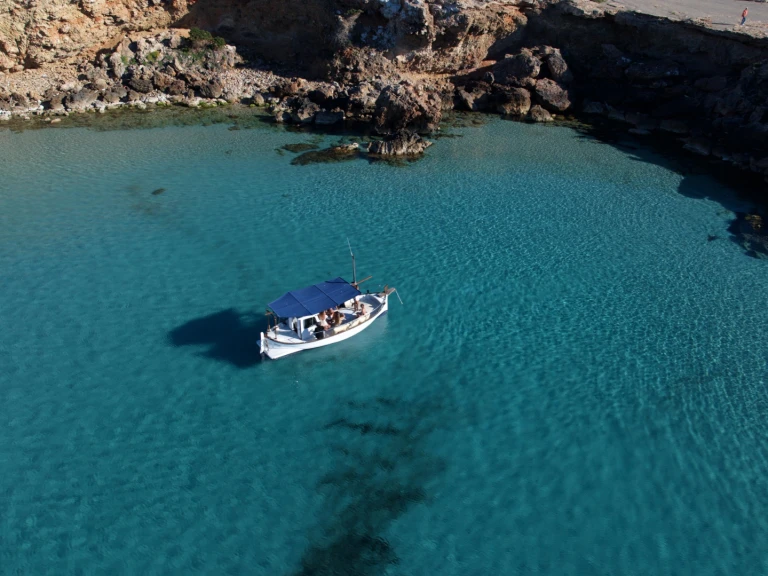 Bareboat Rental Motorboat Capeador with a boat licence