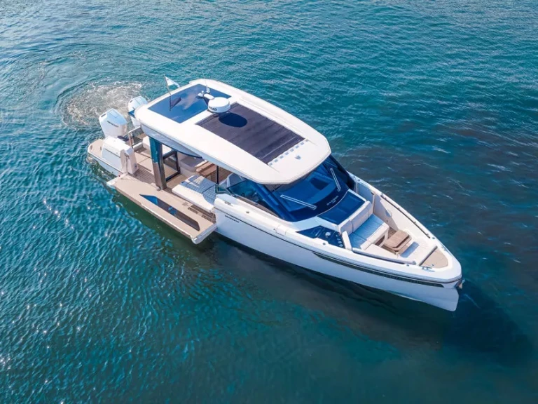 Boat rental Saxdor 400 GTO in Cogolin on Samboat