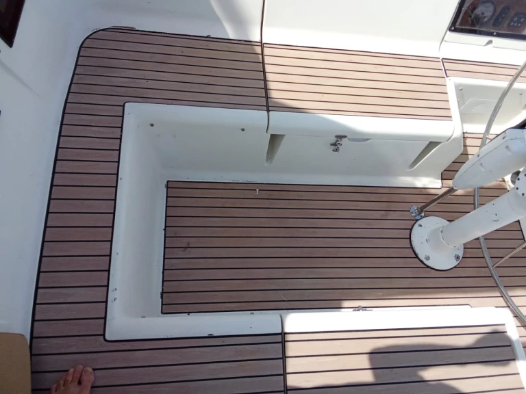 Jeanneau Sun Magic 44 in Baie de Bandol on SamBoat