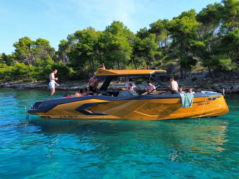 Motorboat rental in Split - Alesta Marine Raptor parasailing
