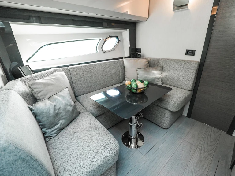 Boat rental Pershing Pershing 5x in Dubai Marina on Samboat