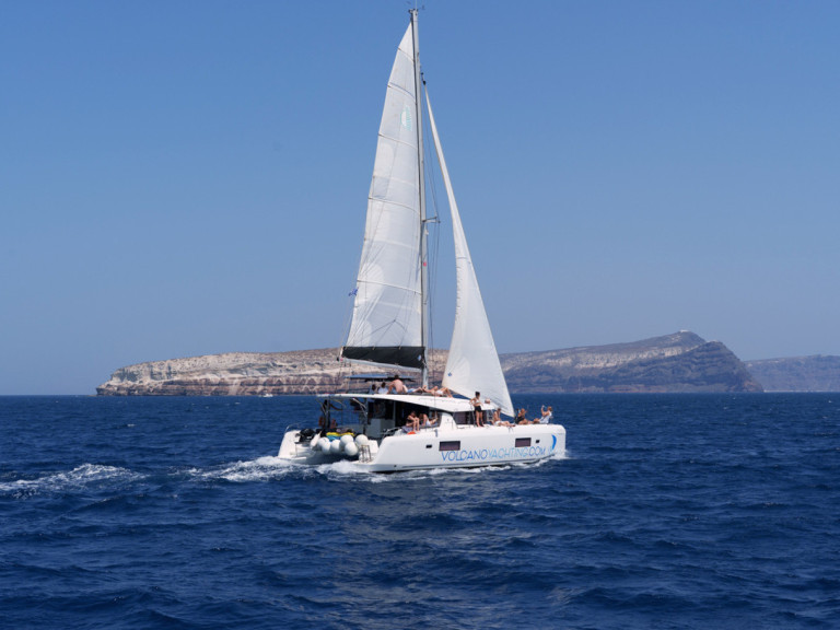Boat rental Lagoon Lagoon 42 in Vlychada on Samboat
