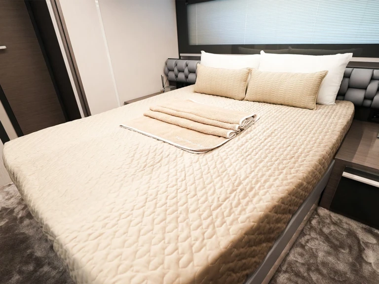 Bareboat Rental Motorboat Pershing with a boat licence