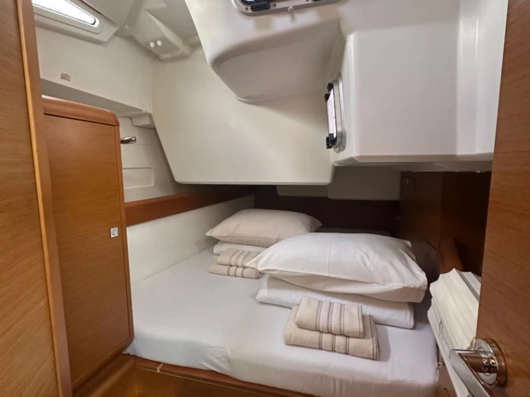 Sailboat for rent Seget Donji at the best price