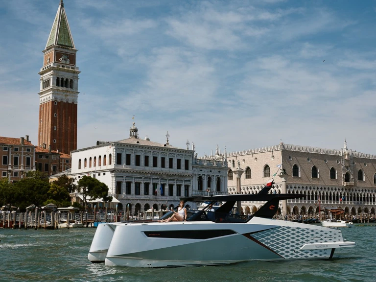 Luxury Yacht rental in Casale sul Sile - Dracan Marine Dracan 42