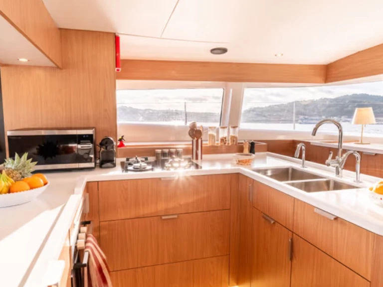 Boat rental Bali Bali 5.2 - 6 + 2 cab. in Raiatea Island on Samboat