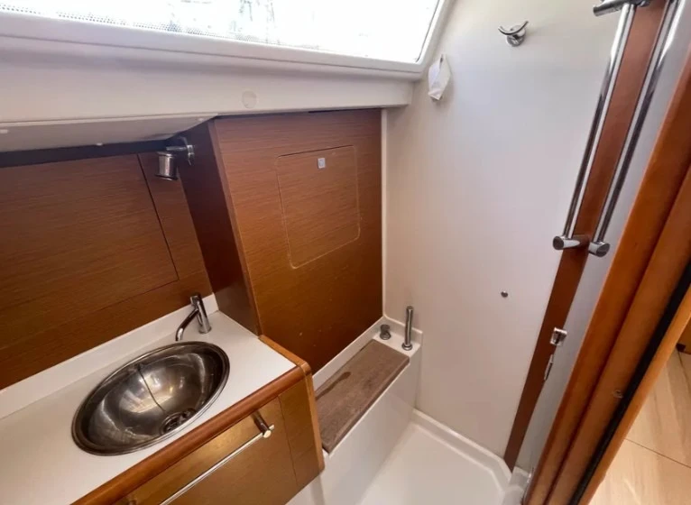 Sailboat rental with or without captain Jeanneau Paros (Island)