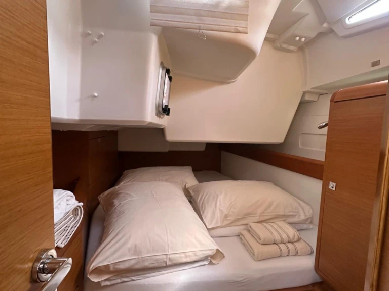 Rent a Jeanneau Sun Odyssey 519 Seget Donji