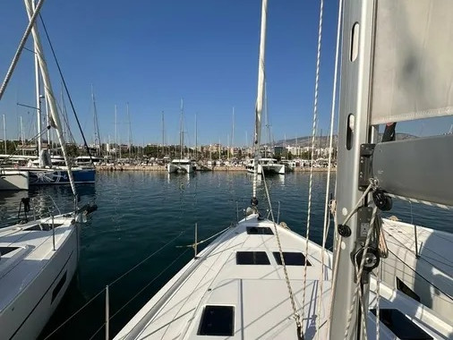 Boat rental Bavaria Bavaria C45 in Alimos on Samboat