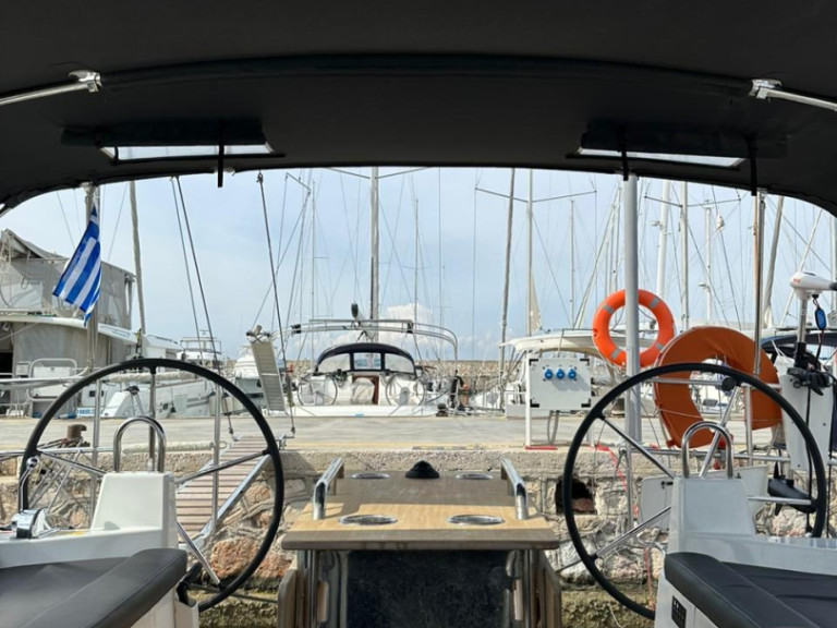 Bénéteau Oceanis 40.1 charter bareboat or captained in  Alimos