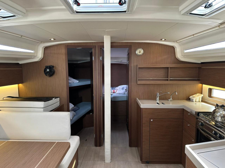 Rent a Bénéteau Oceanis 40.1 Alimos