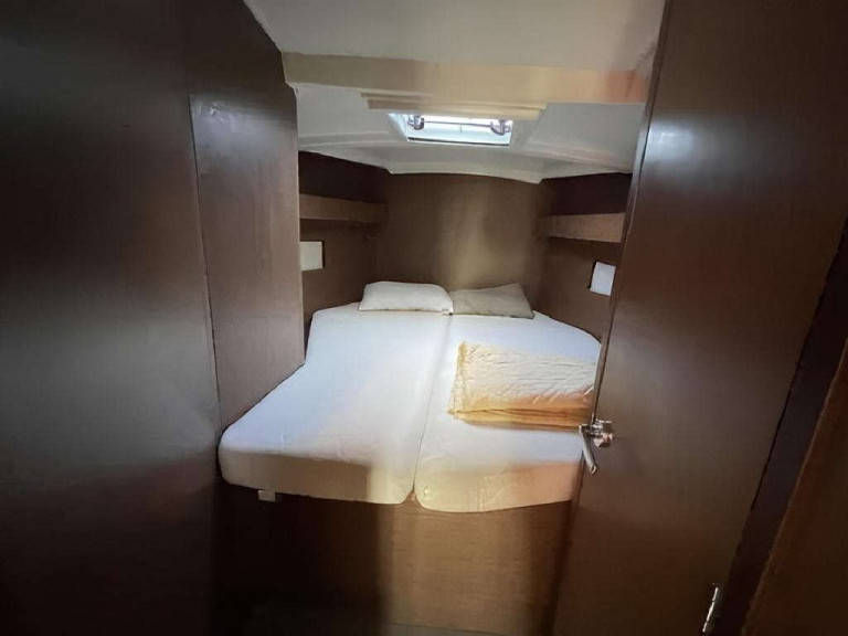 Rent a Bénéteau Oceanis 40.1 Lefkáda