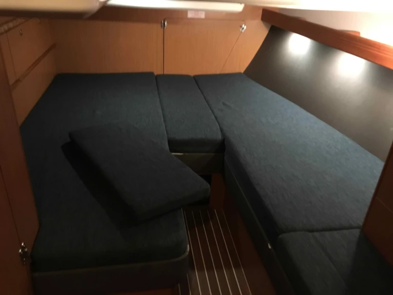 Bavaria Bavaria Cruiser 56 (6 cab.) in Alimos on SamBoat